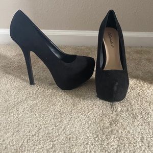Black pumps